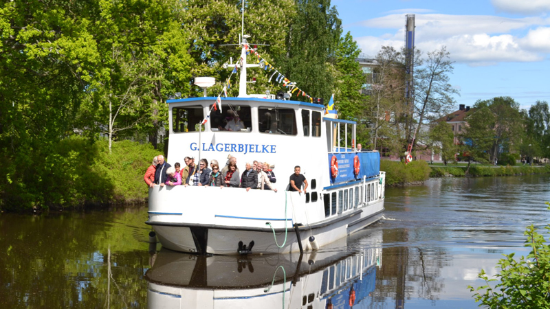MS Lagerbjelke glider fram p Hjlmare kanal.